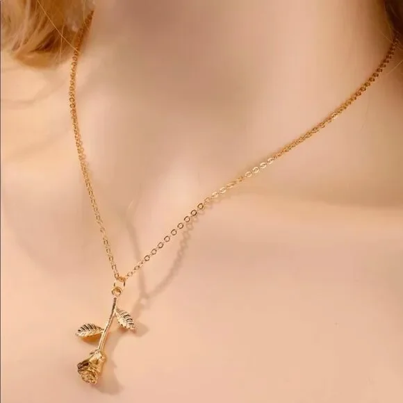 🌹 14k gold tone rose necklace